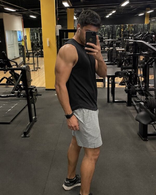 Fortschritts-Selfie im Fitnessstudio als Echtes Foto