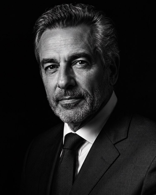 Retrato ejecutivo en blanco y negro