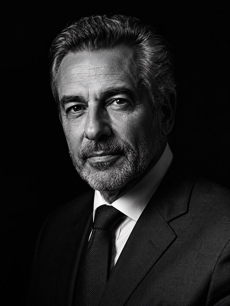 Retrato ejecutivo en blanco y negro