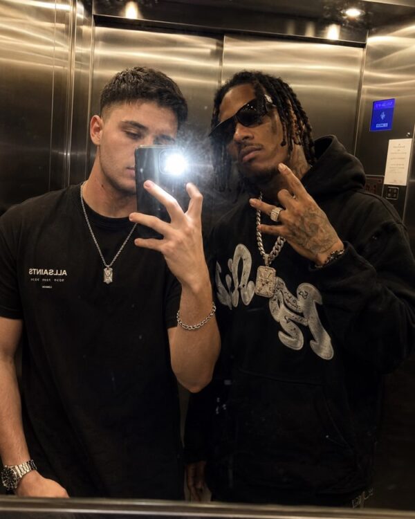 Selfie de ascensor con famoso realista
