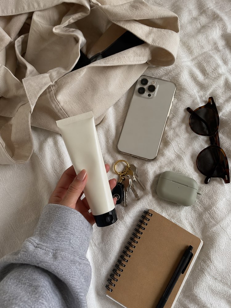 Qué Hay en Mi Bolso en una Foto Flat Lay