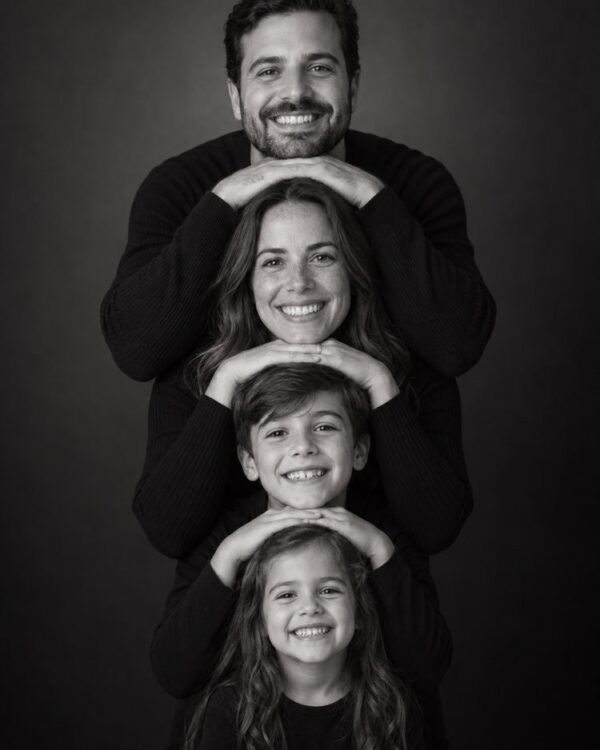 Foto di Famiglia Impilata in Bianco e Nero
