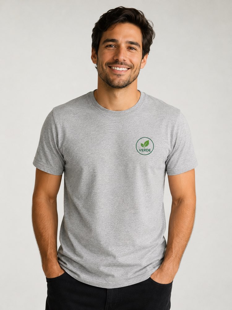 実際の人が着るロゴ入りTシャツのモックアップ