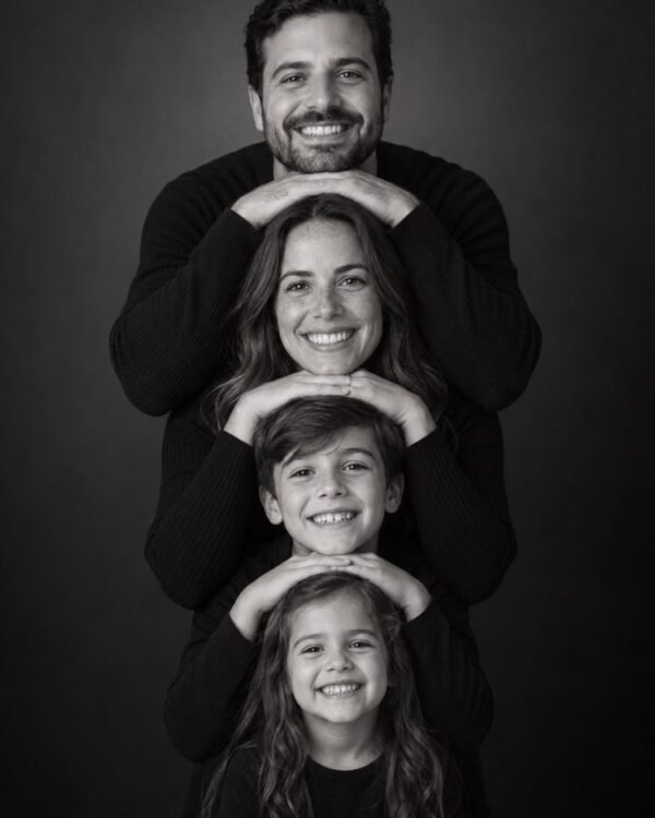 Foto de Família Empilhada em Preto e Branco